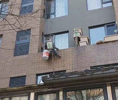 万科某小区住户冬季墙体长毛下雨不漏